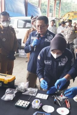 Kejari Batu Musnahkan Ribuan Barang Bukti Narkotika dan Rokok Ilegal di TPA Tlekung
