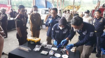 Kejari Batu Musnahkan Ribuan Barang Bukti Narkotika dan Rokok Ilegal di TPA Tlekung