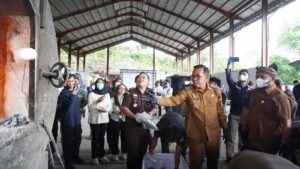 Kejari Batu Musnahkan Ribuan Barang Bukti Narkotika dan Rokok Ilegal di TPA Tlekung - Teropong Rakyat