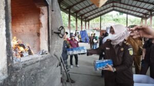 Kejari Batu Musnahkan Ribuan Barang Bukti Narkotika dan Rokok Ilegal di TPA Tlekung - Teropong Rakyat