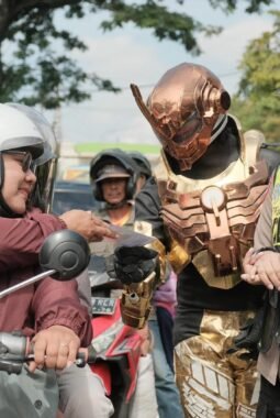 Sosialisasi Operasi Zebra, Polisi Malang Jadi Super Hero di Simpang Empat Kepanjen
