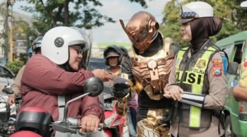Sosialisasi Operasi Zebra, Polisi Malang Jadi Super Hero di Simpang Empat Kepanjen