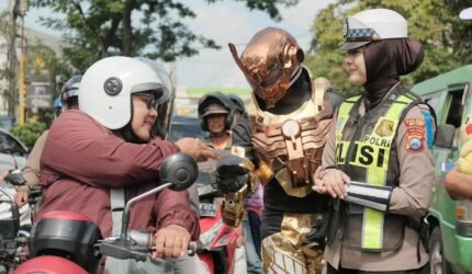 Sosialisasi Operasi Zebra, Polisi Malang Jadi Super Hero di Simpang Empat Kepanjen - Teropong Rakyat