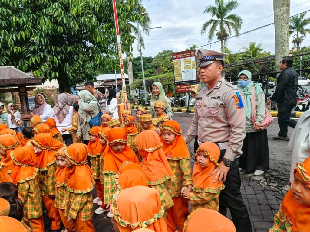 Portal Berita Indonesia dan Dunia Terkini Hari Ini, Update Harian Terbaru, Terlengkap, Tajam, Aktual dan Berimbang. Operasi Zebra Semeru 2025, Satlantas Polres Malang Ajak 137 Murid TK Muslimat NU Dewi Masitoh I Belajar Tertib Lalu Lintas - Teropong Rakyat