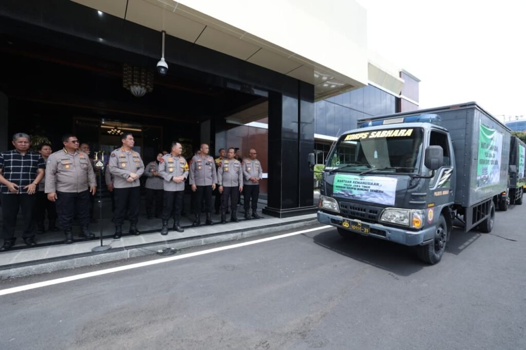 Portal Berita Indonesia dan Dunia Terkini Hari Ini, Update Harian Terbaru, Terlengkap, Tajam, Aktual dan Berimbang. Polda Jatim Berangkatkan Bantuan Kemanusiaan untuk Warga Terdampak Erupsi Semeru - Teropong Rakyat