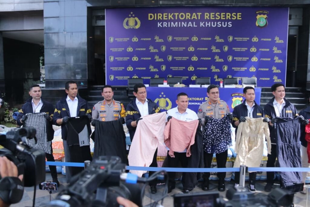 Polda Metro Jaya Bongkar Penyelundupan 439 Ballpress Pakaian Bekas Impor - Teropong Rakyat