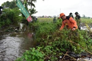 Peringati HUT Korem-62, Kodim 0818 Gelar Karya Bhakti Bersihkan Anak Sungai Molek - Teropong Rakyat