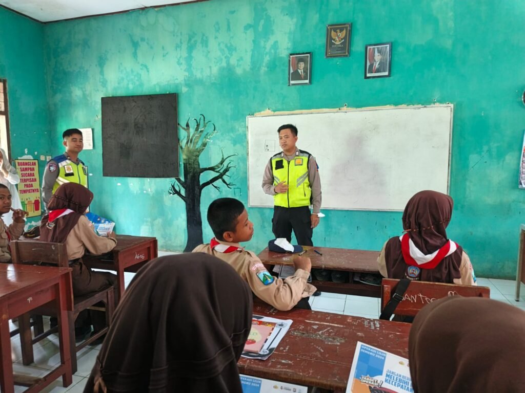 Portal Berita Indonesia dan Dunia Terkini Hari Ini, Update Harian Terbaru, Terlengkap, Tajam, Aktual dan Berimbang. Operasi Zebra Semeru 2025, Satlantas Polres Malang Tingkatkan Edukasi Pelajar - Teropong Rakyat