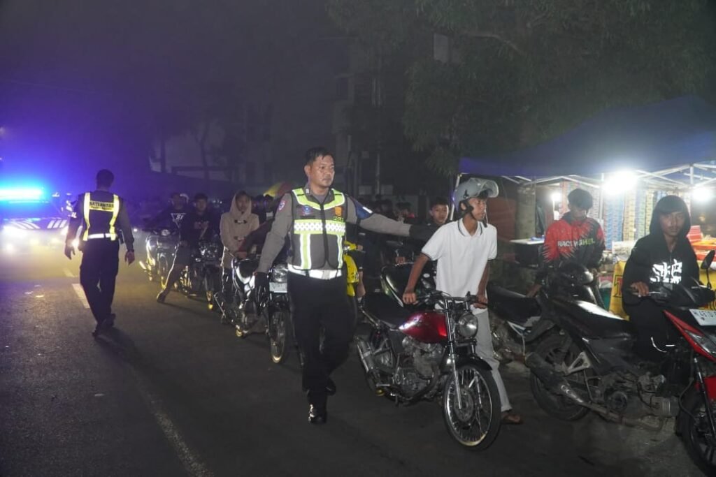 Portal Berita Indonesia dan Dunia Terkini Hari Ini, Update Harian Terbaru, Terlengkap, Tajam, Aktual dan Berimbang. Operasi Zebra Semeru, Polres Malang Amankan 236 Motor saat Razia Balap Liar di Depan Kanjuruhan - Teropong Rakyat