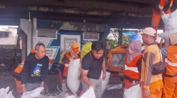 PT. CMNP Gandeng Pemerintah Kelurahan Papanggo Kerja Bakti Bersihkan Sampah di Bawah Kolong Tol