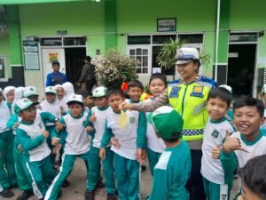 Portal Berita Indonesia dan Dunia Terkini Hari Ini, Update Harian Terbaru, Terlengkap, Tajam, Aktual dan Berimbang. Operasi Zebra Semeru 2025, Satlantas Polres Malang Gencarkan Edukasi ke Pelajar hingga Pengemudi Ojol - Teropong Rakyat