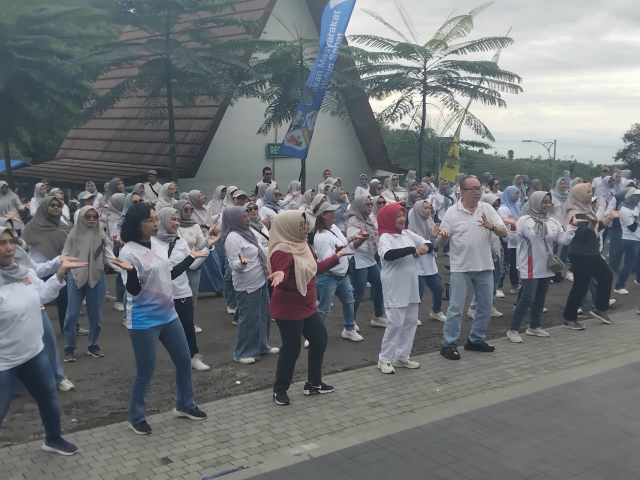 Gathering dan Senam Bersama Meriahkan HKN ke-61 di Lembah Indah Malang