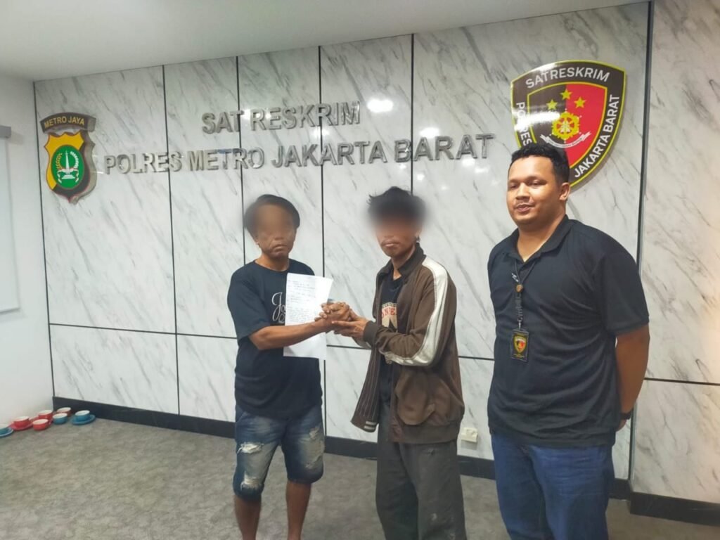 Portal Berita Indonesia dan Dunia Terkini Hari Ini, Update Harian Terbaru, Terlengkap, Tajam, Aktual dan Berimbang. Sopir dan Kenek Mobil Box Jadi Korban Pemerasan, Pamapta Polres Jakbar Bergerak Cepat - Teropong Rakyat