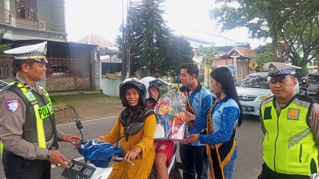 Portal Berita Indonesia dan Dunia Terkini Hari Ini, Update Harian Terbaru, Terlengkap, Tajam, Aktual dan Berimbang. Operasi Zebra Semeru, Satlantas Polres Malang Bagikan Hadiah untuk Pengendara Tertib Lalulintas - Teropong Rakyat