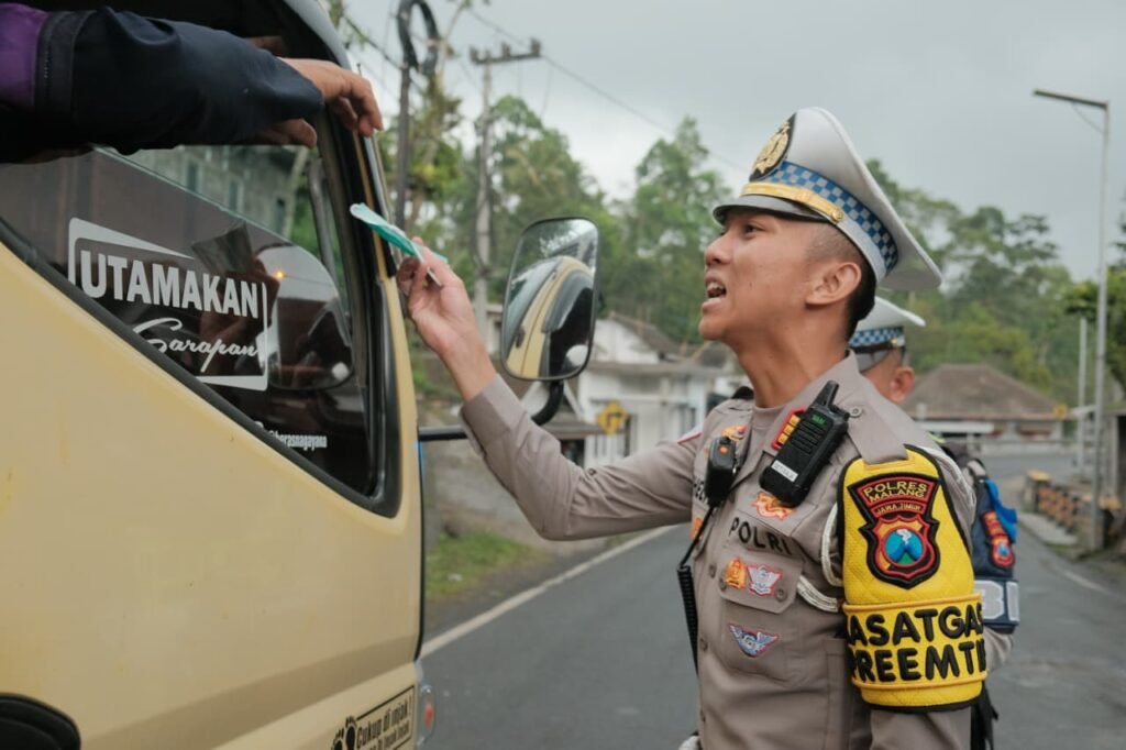 Portal Berita Indonesia dan Dunia Terkini Hari Ini, Update Harian Terbaru, Terlengkap, Tajam, Aktual dan Berimbang. Satlantas Polres Malang Bagikan Masker ke Pengendara Terdampak Semeru di Perbatasan Malang-Lumajang - Teropong Rakyat