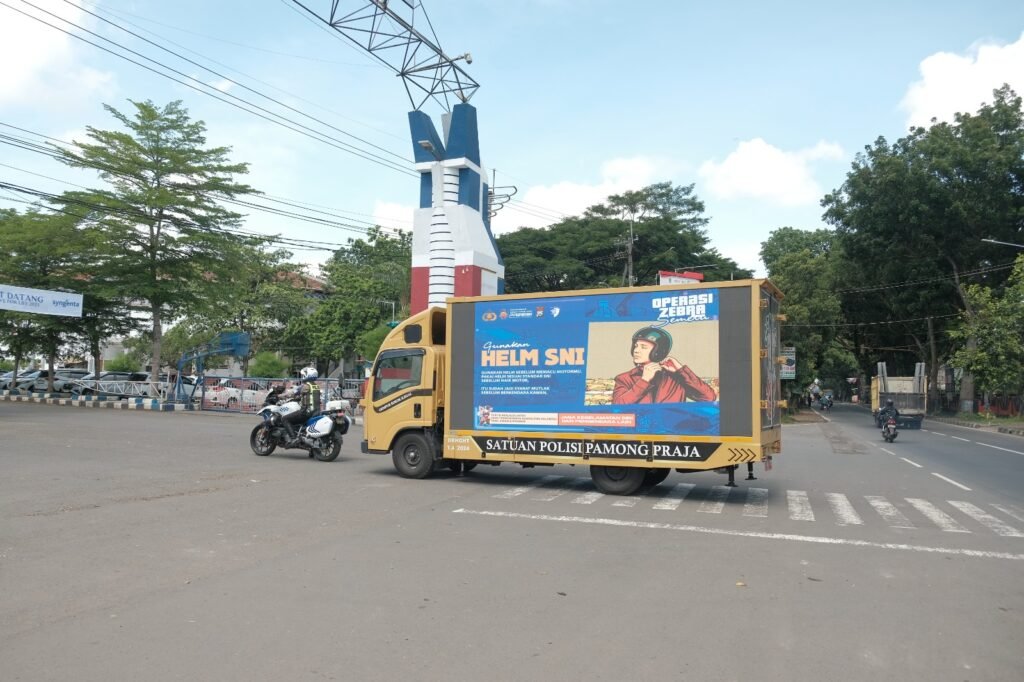 Portal Berita Indonesia dan Dunia Terkini Hari Ini, Update Harian Terbaru, Terlengkap, Tajam, Aktual dan Berimbang. Satlantas Polres Malang Luncurkan “Zebratron”, Sosialisasi Operasi Zebra Lewat Videotron Keliling - Teropong Rakyat