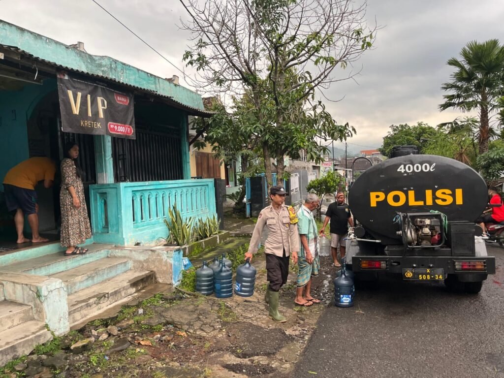 Portal Berita Indonesia dan Dunia Terkini Hari Ini, Update Harian Terbaru, Terlengkap, Tajam, Aktual dan Berimbang. Polres Malang Salurkan 4.000 Liter Air Bersih ke Warga Lawang Terdampak Longsor - Teropong Rakyat