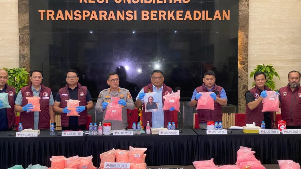 Portal Berita Indonesia dan Dunia Terkini Hari Ini, Update Harian Terbaru, Terlengkap, Tajam, Aktual dan Berimbang. Pengungkapan Pemilik Ekstasi di Tol Lampung, Bareskrim Polri Tetapkan MR sebagai Tersangka - Teropong Rakyat