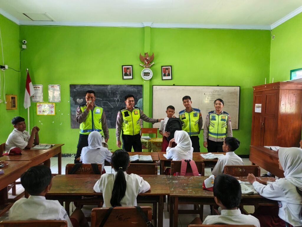 Portal Berita Indonesia dan Dunia Terkini Hari Ini, Update Harian Terbaru, Terlengkap, Tajam, Aktual dan Berimbang. Operasi Zebra Semeru, Satlantas Polres Malang Gencar Edukasi Pelajar - Teropong Rakyat