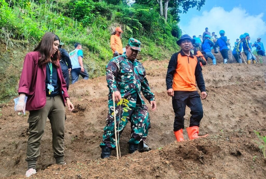 Portal Berita Indonesia dan Dunia Terkini Hari Ini, Update Harian Terbaru, Terlengkap, Tajam, Aktual dan Berimbang. Kolaborasi Hijau di Kota Batu: TNI, Mahasiswa, hingga PKK “Bersatu dengan Alam” Rawat Hutan Gabes - Teropong Rakyat
