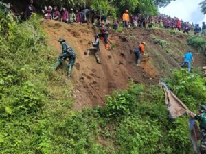 Kolaborasi Hijau di Kota Batu: TNI, Mahasiswa, hingga PKK “Bersatu dengan Alam” Rawat Hutan Gabes - Teropong Rakyat