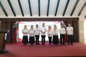 Portal Berita Indonesia dan Dunia Terkini Hari Ini, Update Harian Terbaru, Terlengkap, Tajam, Aktual dan Berimbang. Serahkan Penghargaan ke Empat Sekolah, Sekda Budiar juga Tularkan Arahan Mendagri di Rakor Sinergi dan Optimalisasi Program MBG - Teropong Rakyat