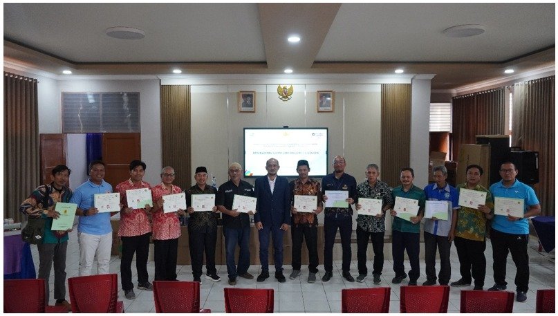 Portal Berita Indonesia dan Dunia Terkini Hari Ini, Update Harian Terbaru, Terlengkap, Tajam, Aktual dan Berimbang. PLN UPDL Suralaya Serahkan Sertifikasi Guru dan Peralatan Praktik pada Penutupan Program TJSL 2025 - Teropong Rakyat