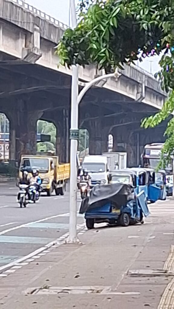 Innova Pecah Ban, Tabrak Bajaj Parkir di Cempaka Putih, Polisi Pastikan Tidak Ada Korban - Teropong Rakyat