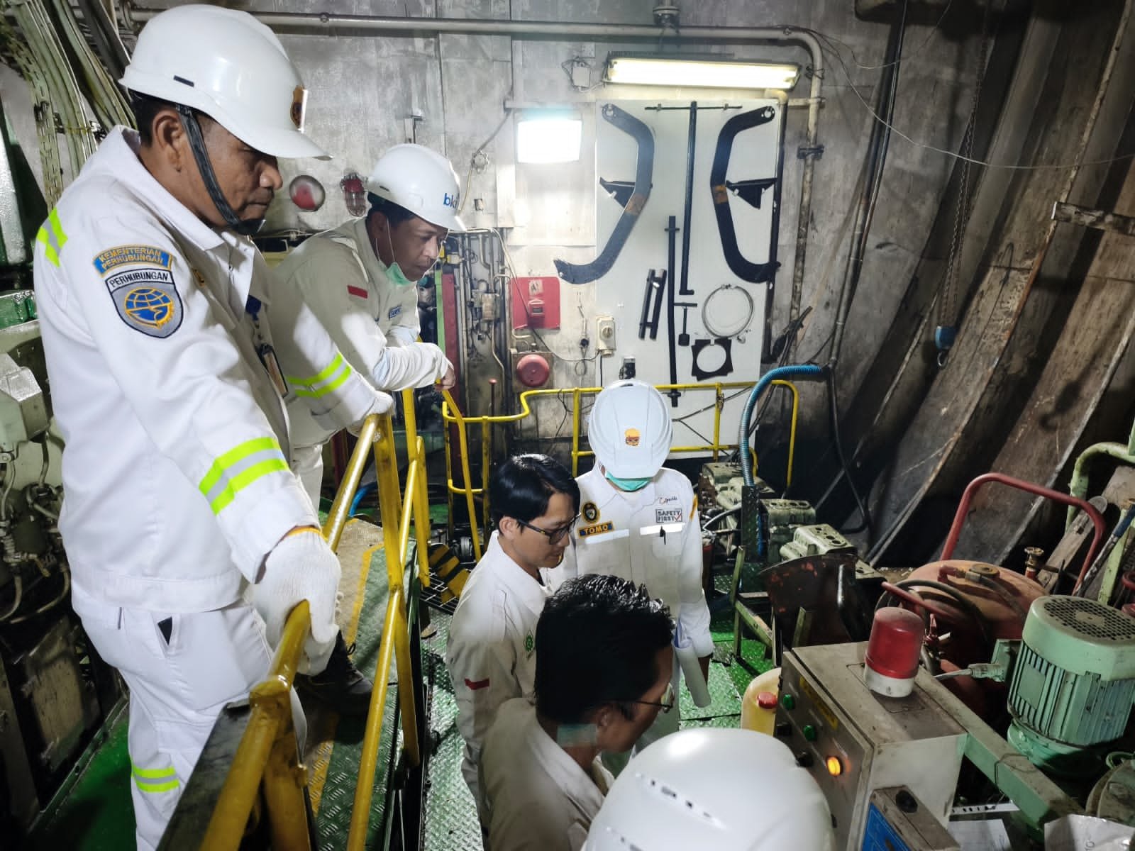 Portal Berita Indonesia dan Dunia Terkini Hari Ini, Update Harian Terbaru, Terlengkap, Tajam, Aktual dan Berimbang. Kemenhub Jamin Keamanan Transportasi Laut Menjelang Natal dan Tahun Baru dengan Inspeksi Kapal Ketat - Teropong Rakyat