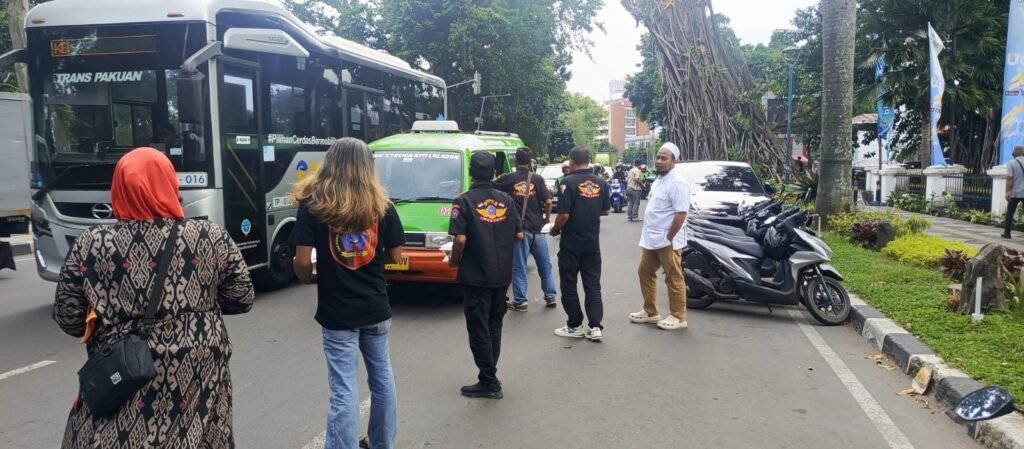 BPPKB Banten DPC Kota Bogor Gelar Aksi JUMAT BERKAH di Depan Kantor Wali Kota - Teropong Rakyat