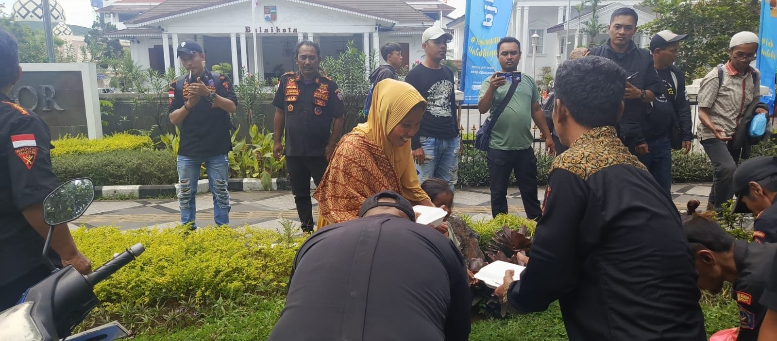 BPPKB Banten DPC Kota Bogor Gelar Aksi JUMAT BERKAH di Depan Kantor Wali Kota - Teropong Rakyat
