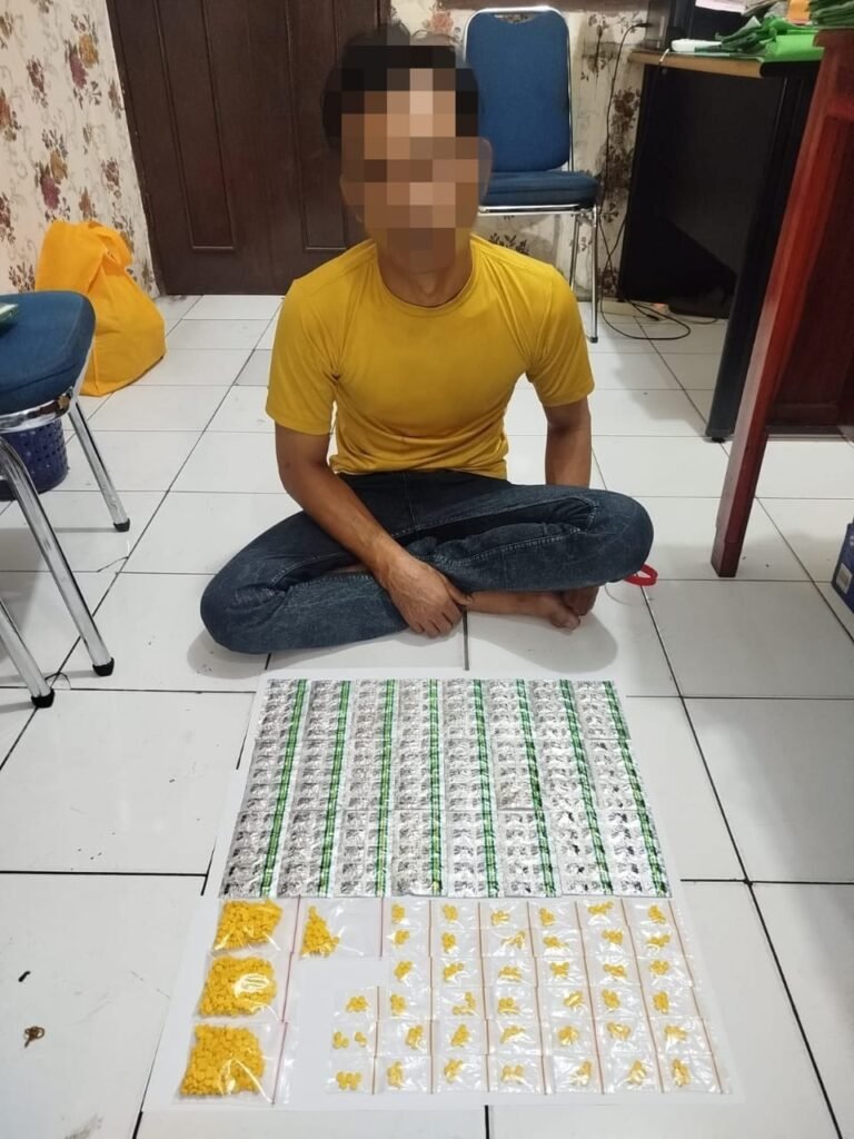 Portal Berita Indonesia dan Dunia Terkini Hari Ini, Update Harian Terbaru, Terlengkap, Tajam, Aktual dan Berimbang. Ungkap Peredaran Obat Ilegal, Polisi Tangkap Dua Pelaku di Jatiuwung - Teropong Rakyat