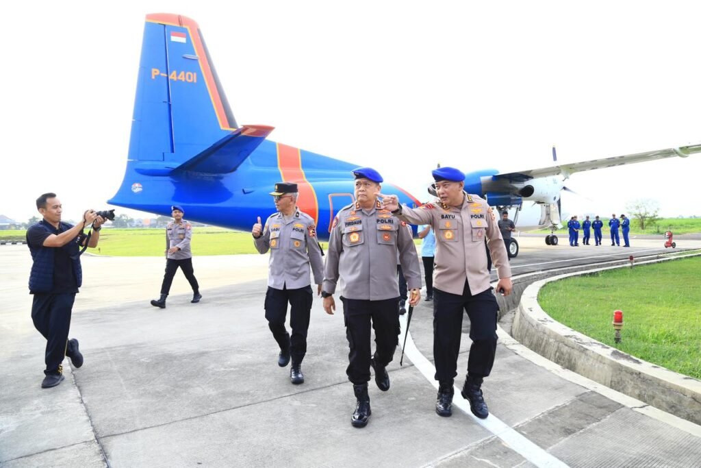Portal Berita Indonesia dan Dunia Terkini Hari Ini, Update Harian Terbaru, Terlengkap, Tajam, Aktual dan Berimbang. Polri Kerahkan Pesawat CN dan Fokker untuk Distribusi Logistik ke Aceh, Sumut, dan Sumbar - Teropong Rakyat