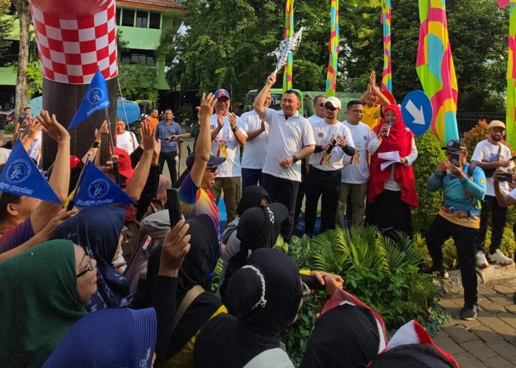 Portal Berita Indonesia dan Dunia Terkini Hari Ini, Update Harian Terbaru, Terlengkap, Tajam, Aktual dan Berimbang. Momentum Kebersamaan, Fun Walk Pokja PWI Jakut Serukan Energi Positif - Teropong Rakyat