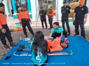 Portal Berita Indonesia dan Dunia Terkini Hari Ini, Update Harian Terbaru, Terlengkap, Tajam, Aktual dan Berimbang. Pelatihan Penanganan dan Evakuasi Emergency Dasar di Wagir Disambut Antusias, Puluhan Relawan Ikuti Kegiatan - Teropong Rakyat