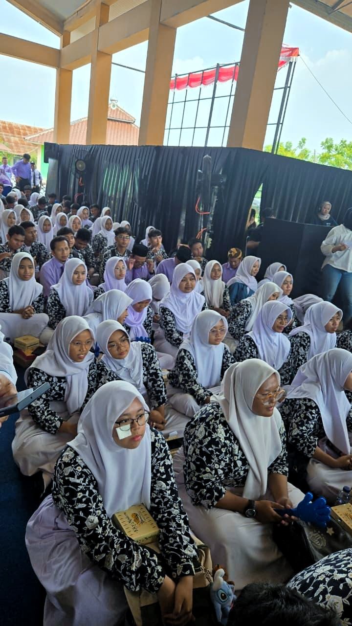 Portal Berita Indonesia dan Dunia Terkini Hari Ini, Update Harian Terbaru, Terlengkap, Tajam, Aktual dan Berimbang. Pelindo Mengajar di SMAN 2 Cibitung: PT API Perkenalkan Dunia Kepelabuhanan ke Generasi Muda - Teropong Rakyat