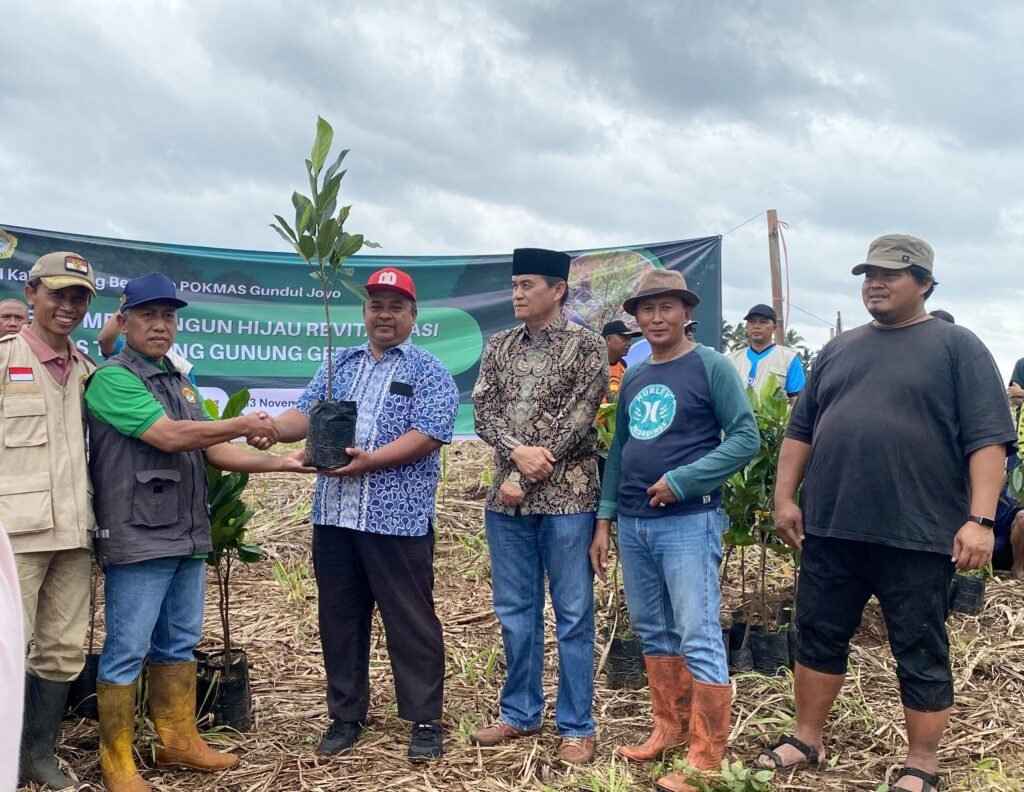 Portal Berita Indonesia dan Dunia Terkini Hari Ini, Update Harian Terbaru, Terlengkap, Tajam, Aktual dan Berimbang. LDII dan Pokmas Gundul Joyo Hijaukan Bekas Lahan Tambang Gunung Gede - Teropong Rakyat