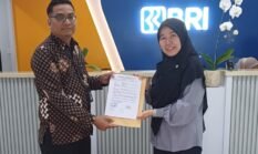 BRI Cabang Bandara Soetta Serahkan TV 34 inci ke Nasabah Pemenang Panen Hadiah Simpedes