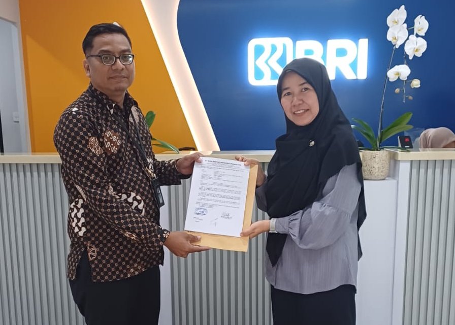BRI Cabang Bandara Soetta Serahkan TV 34 inci ke Nasabah Pemenang Panen Hadiah Simpedes