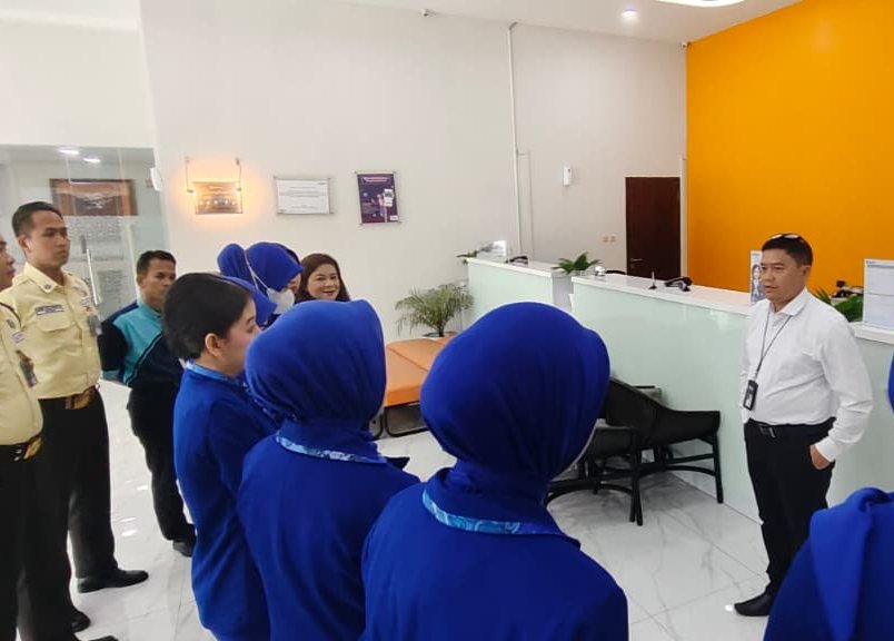BRI Cabang Jakarta Daan Mogot Gelar Morning Briefing Rutin untuk Penguatan Kualitas Layanan Operasional