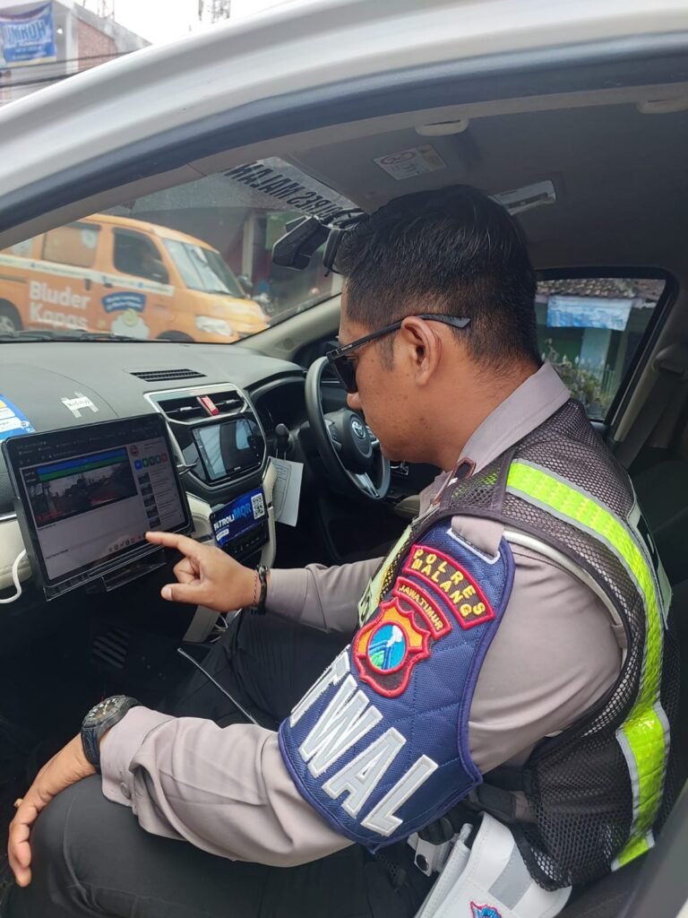 Portal Berita Indonesia dan Dunia Terkini Hari Ini, Update Harian Terbaru, Terlengkap, Tajam, Aktual dan Berimbang. Ribuan Pelanggar Tertangkap ETLE Selama Operasi Zebra Semeru 2025 di Malang - Teropong Rakyat