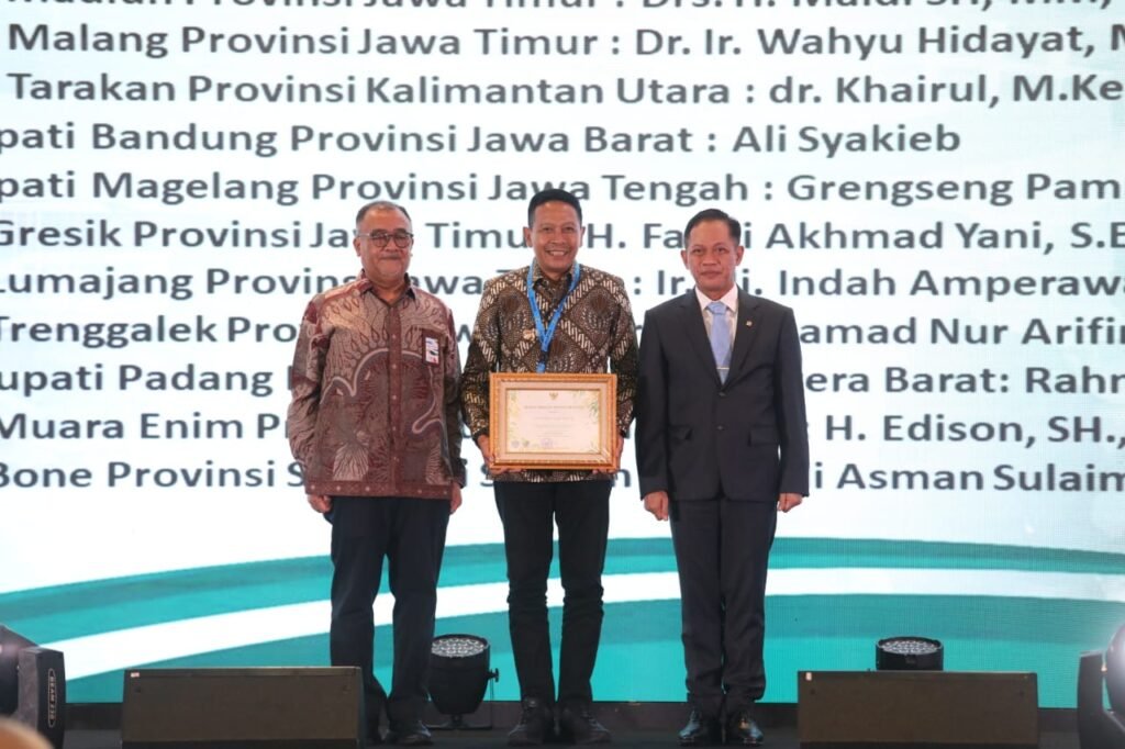 Portal Berita Indonesia dan Dunia Terkini Hari Ini, Update Harian Terbaru, Terlengkap, Tajam, Aktual dan Berimbang. Kota Malang Raih Penghargaan ProKlim 2025, Wali kota Malang Beri Pesan Fundamental - Teropong Rakyat