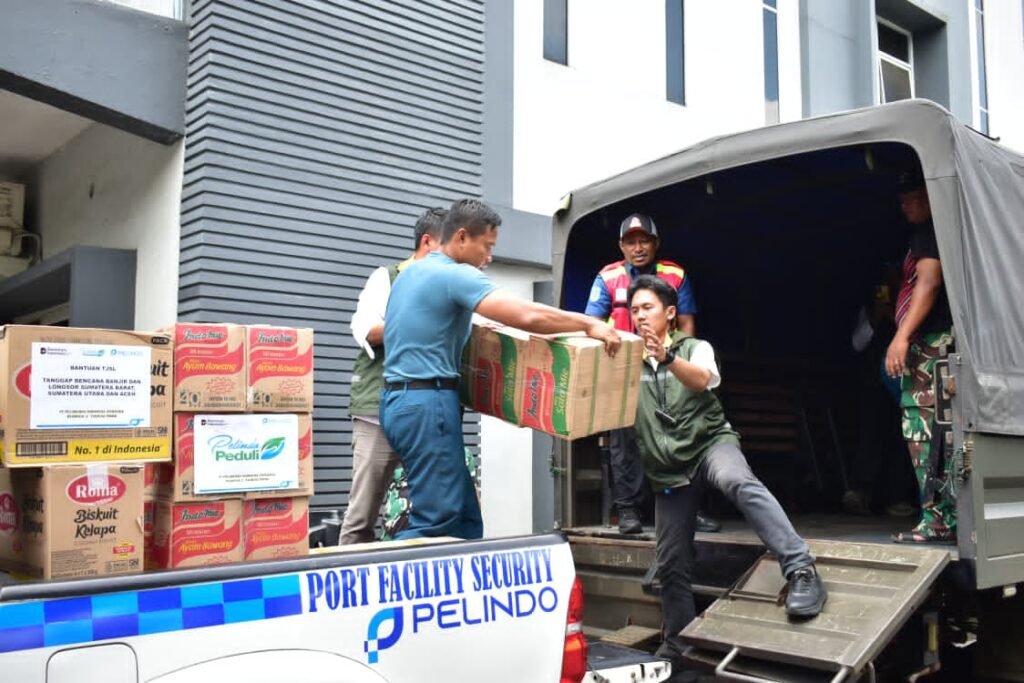 Pelindo Regional 2 Tanjung Priok Gandeng TNI AL Salurkan Bantuan untuk Korban Banjir dan Longsor di Sumatera - Teropong Rakyat
