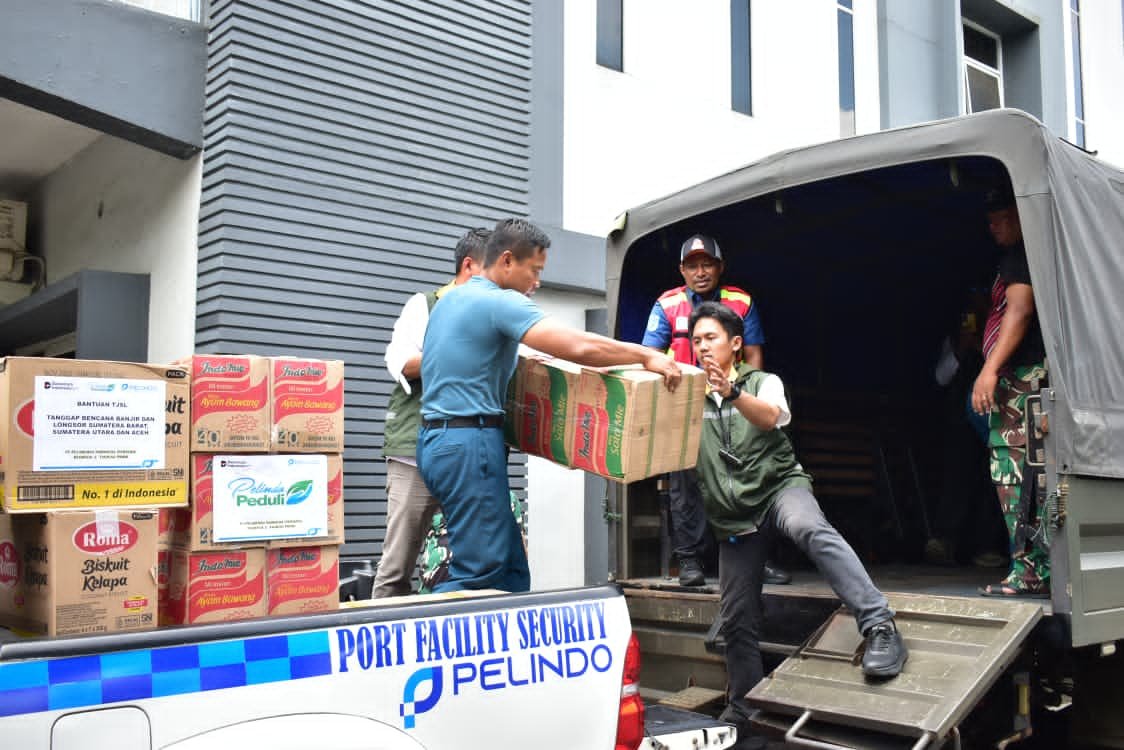 Pelindo Regional 2 Tanjung Priok Gandeng TNI AL Salurkan Bantuan untuk Korban Banjir dan Longsor di Sumatera