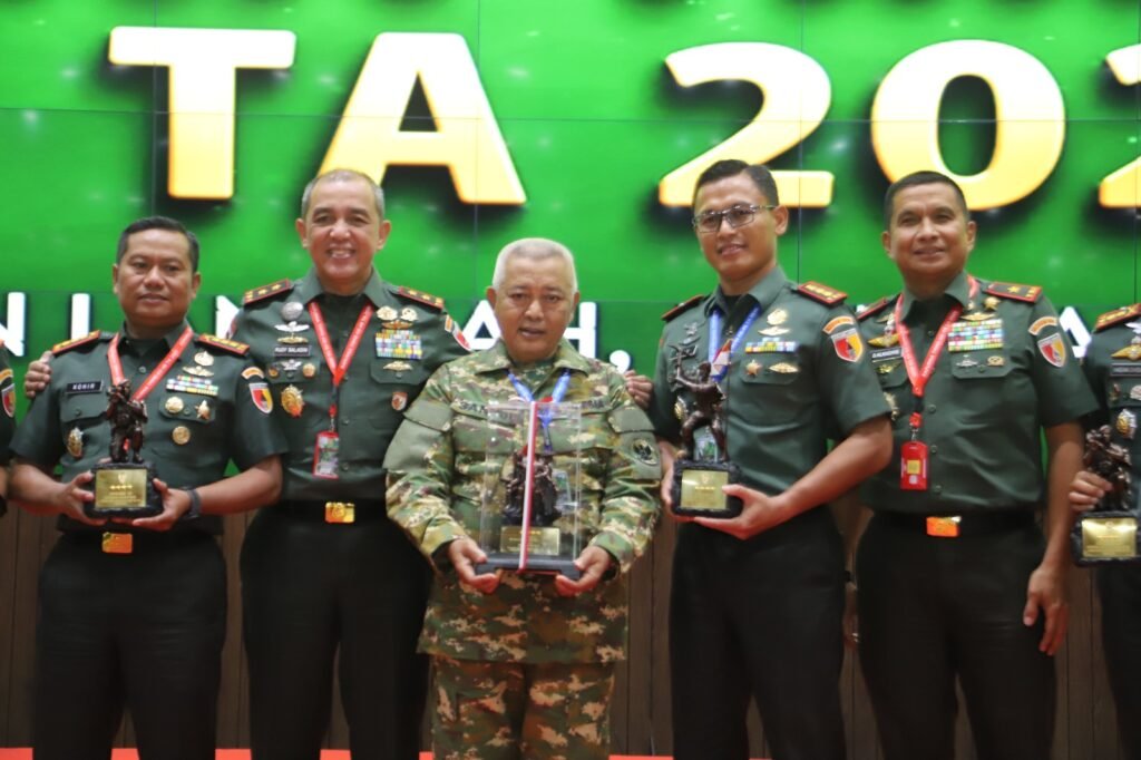 Portal Berita Indonesia dan Dunia Terkini Hari Ini, Update Harian Terbaru, Terlengkap, Tajam, Aktual dan Berimbang. Prestasi Gemilang TMMD 126: Dandim 0818/Malang-Batu Borong Penghargaan Juara 1 Dansatgas Terbaik dari Kasad - Teropong Rakyat