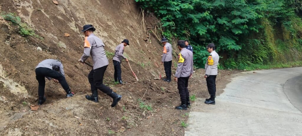 Polsek Ngantang dan SAR Brimob Malang Gelar Patroli Gabungan Mitigasi Bencana Longsor di Daerah Rawan - Teropong Rakyat