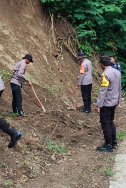 Polsek Ngantang dan SAR Brimob Malang Gelar Patroli Gabungan Mitigasi Bencana Longsor di Daerah Rawan