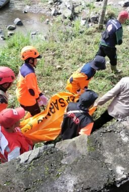 Berkat Kerja Keras Tim Gabungan Berbuah Hasil,Korban Lakalantas Hanyut Berhasil Ditemukan