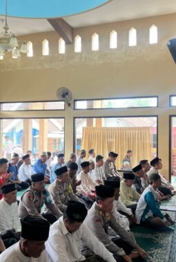 Polsek Pakisaji Gelar Sholat Ghaib Bersama Jamaah Masjid Darussalam Untuk Doakan Korban Bencana Sumatra-Aceh