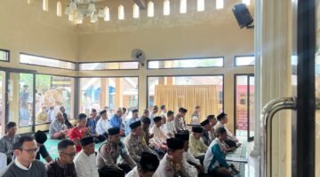 Polsek Pakisaji Gelar Sholat Ghaib Bersama Jamaah Masjid Darussalam Untuk Doakan Korban Bencana Sumatra-Aceh
